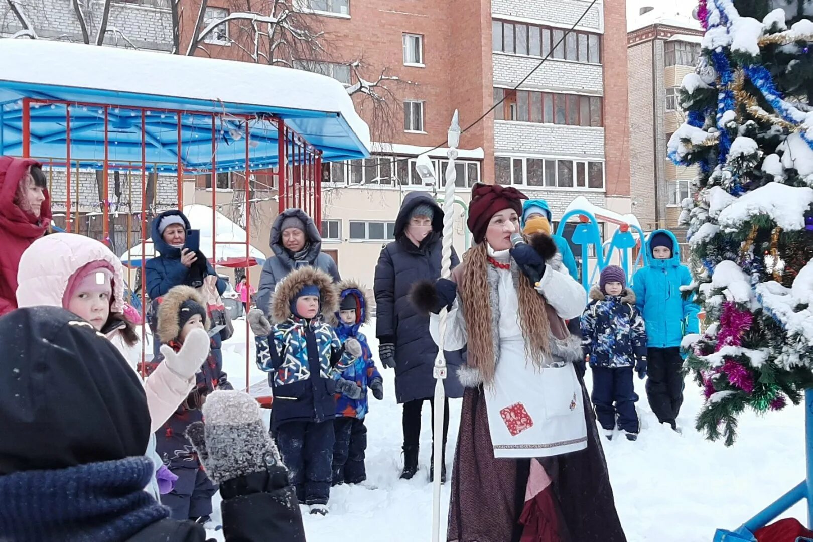 25 ноября тюмень. Новогодний утренник во дворе. Дед Мороз во дворе. Новогодний праздник во дворе. Рождественские гулянья во дворе.