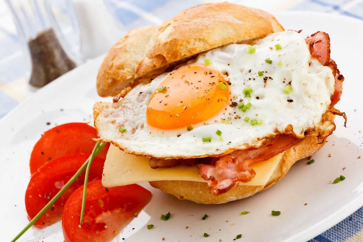 Завтрак бутерброд с сыром. Сэндвич с беконом и яйцом. Завтрак. Яичница для завтрака. Сэндвич с яичницей и беконом.