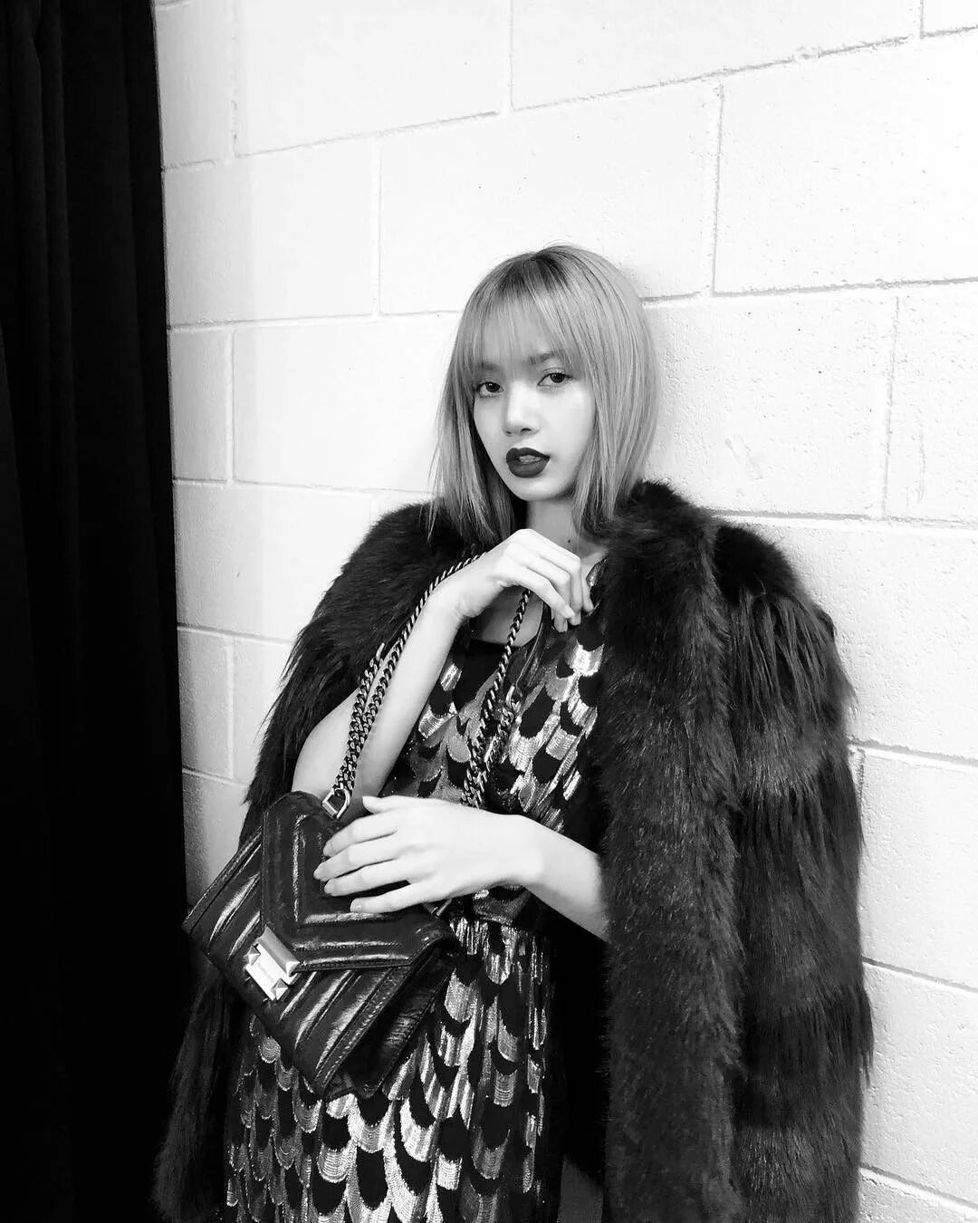 Фото лисы из блэк. Лалиса манобан. lisa blackpink. лиса блэк пинк чб. лалиса манобан чб.