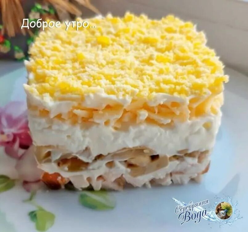 Копченая курица шампиньоны сыр. Салат с копченой курицей слоями. Слоёный салат с копчёной курицей. Слоёный салат с копчёной курицей и грибами. Салат с курицей и грибами слоями.