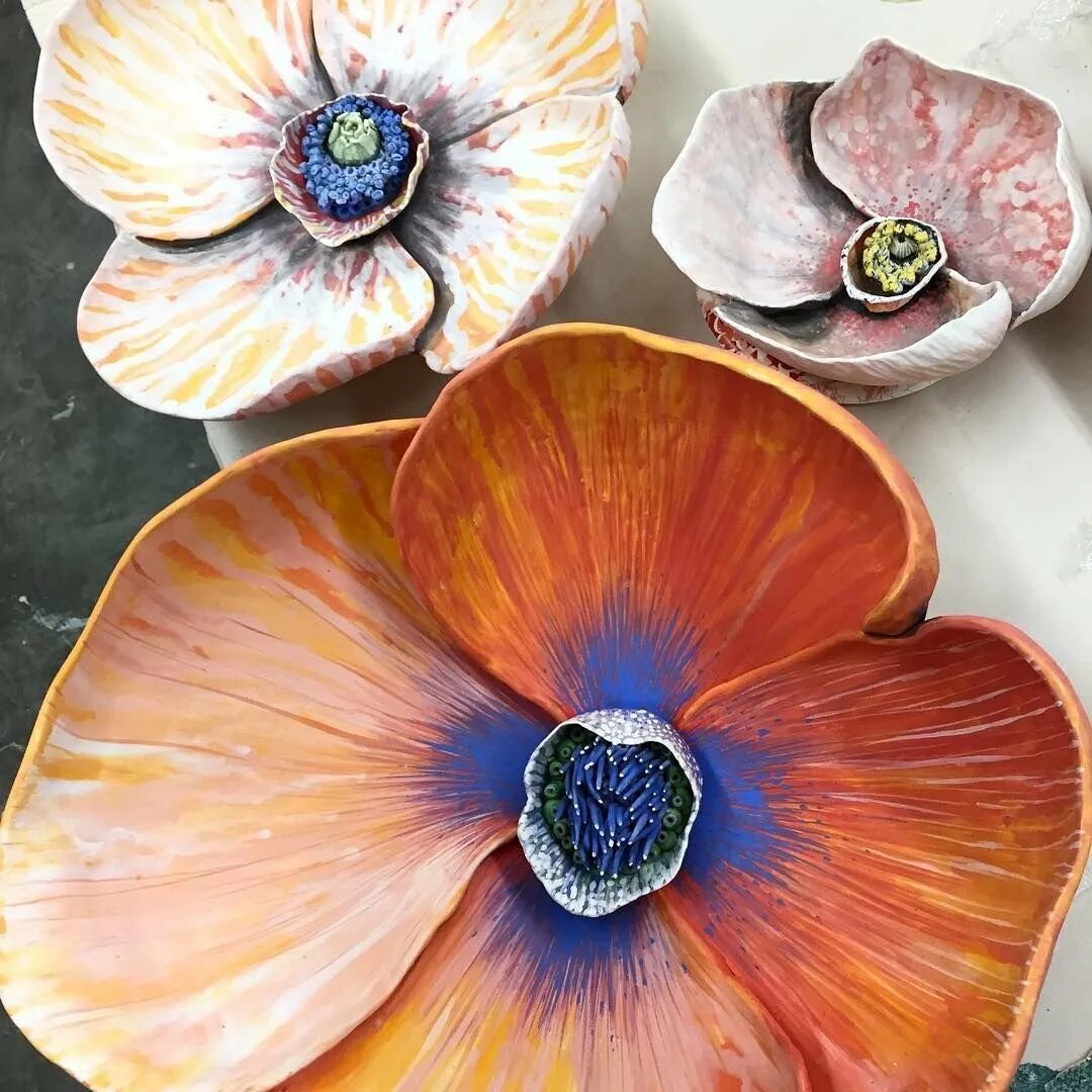 Керамика скульптуры флора. Керамика цветы из глины. Керамические цветы своими руками. Цветы из керамики на стену. Керамика для икебаны.