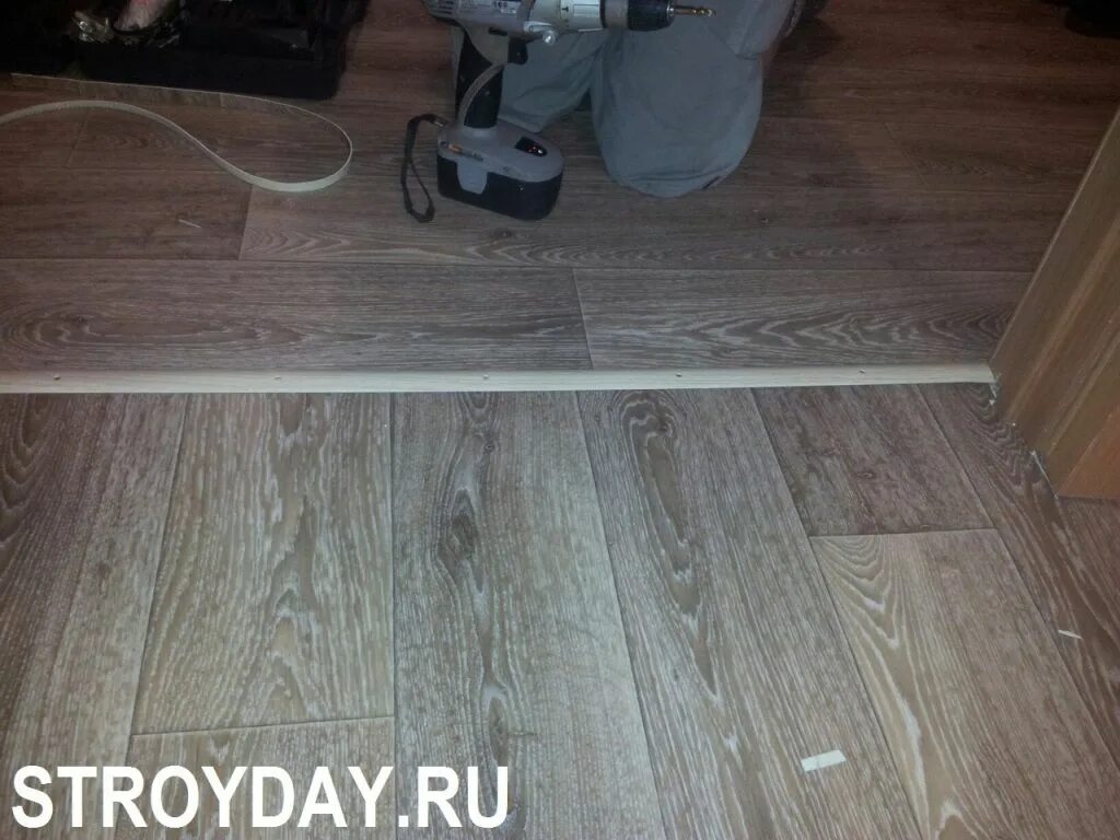 Правильно соединить линолеум. Стык линолеума. стык линолеума с линолеумом. порожки для стыков линолеума. порожек между комнатами линолеум.