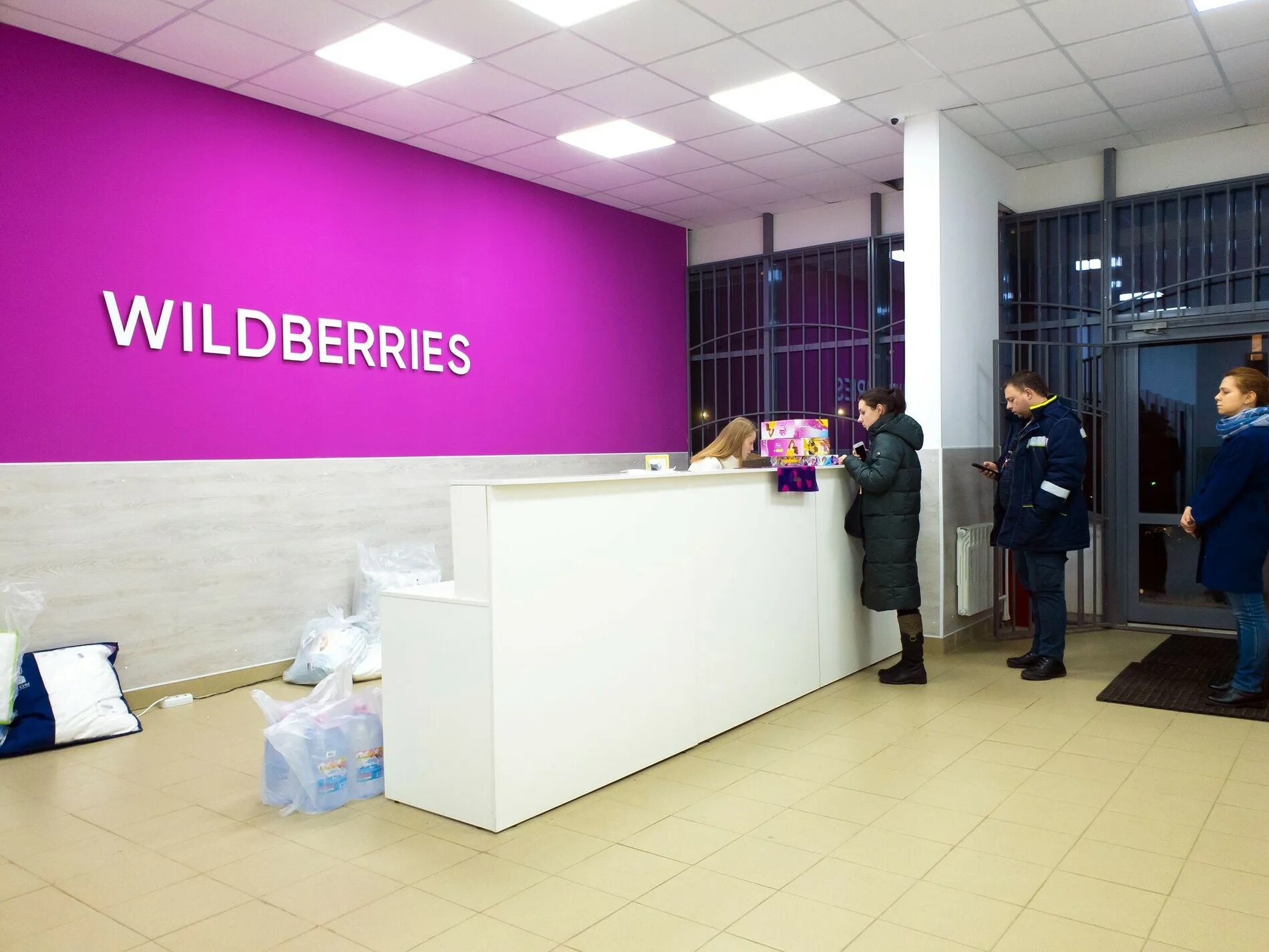 Wildberries. Wildberries сотрудники. Wildberries покупатели. Маркетплейс Wildberries. Вилбрес