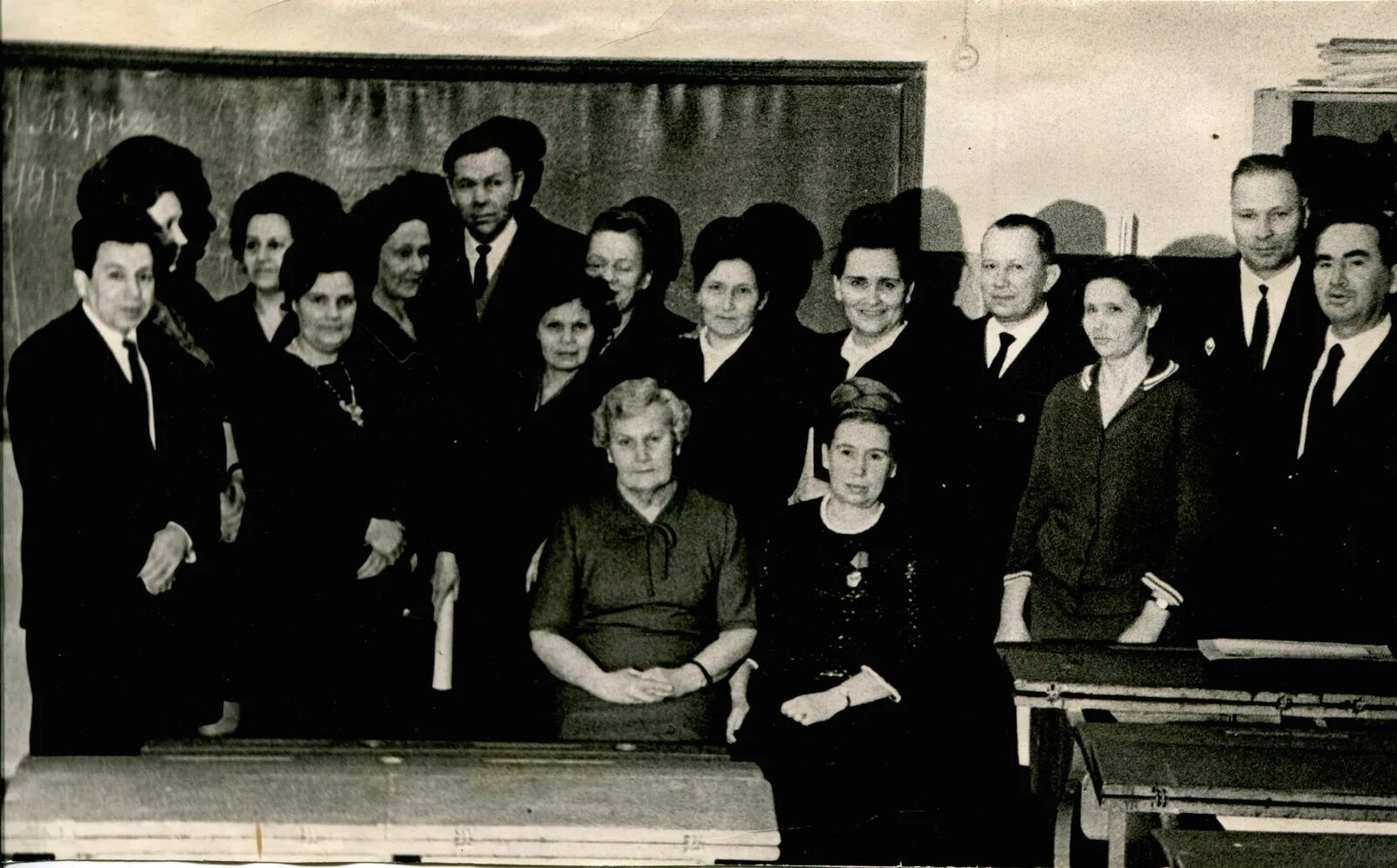 моя мама работает на заводе. школа 1936 года. есенин в москве 1912. сочинение про завод. краткая биография эдуарда успенского.