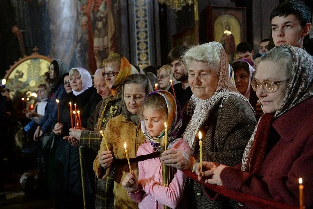 Православная служба утренняя. Богослужение в храме. Православный храм. Служба в православном храме. Прихожане в храме.