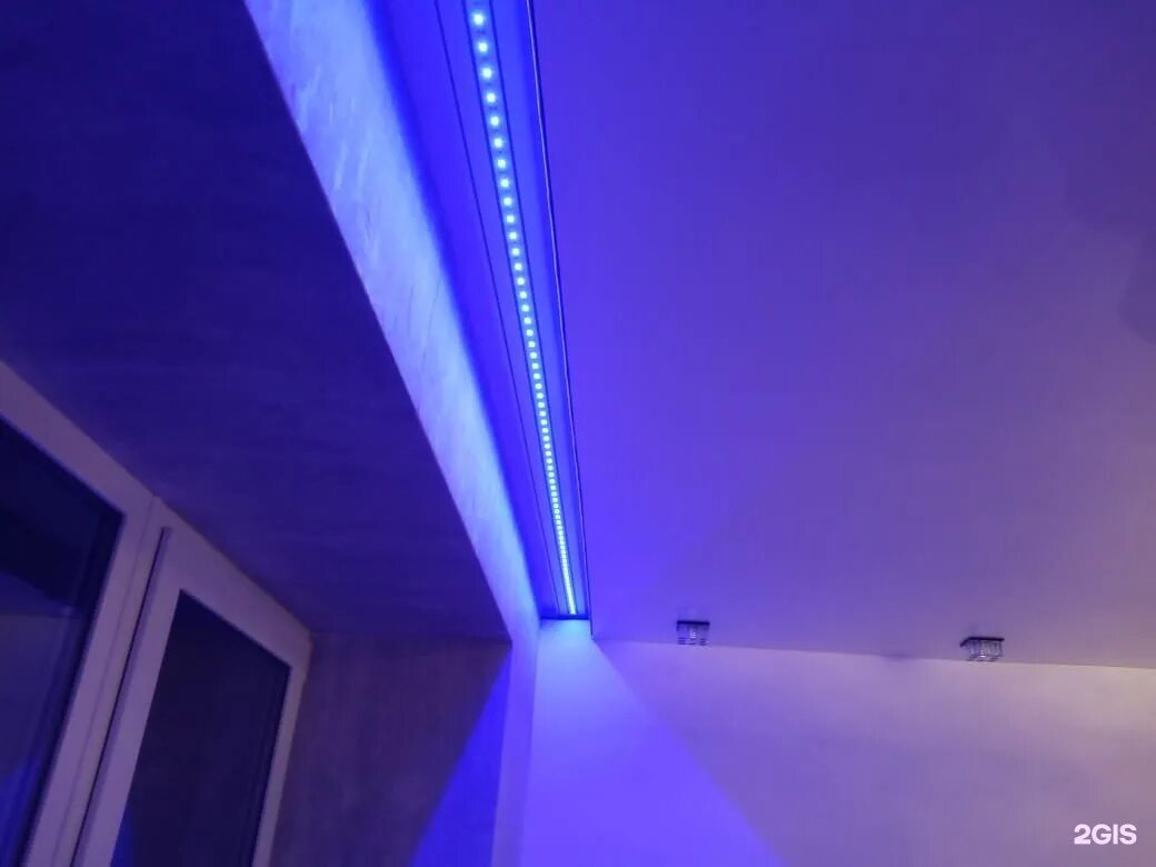 потолок с нишей для штор. шторы с подсвткойв интерьере. подсветка штор натяжной потолок. гардина с подсветкой на натяжном потолке. подсветка занавесок светодиодной.