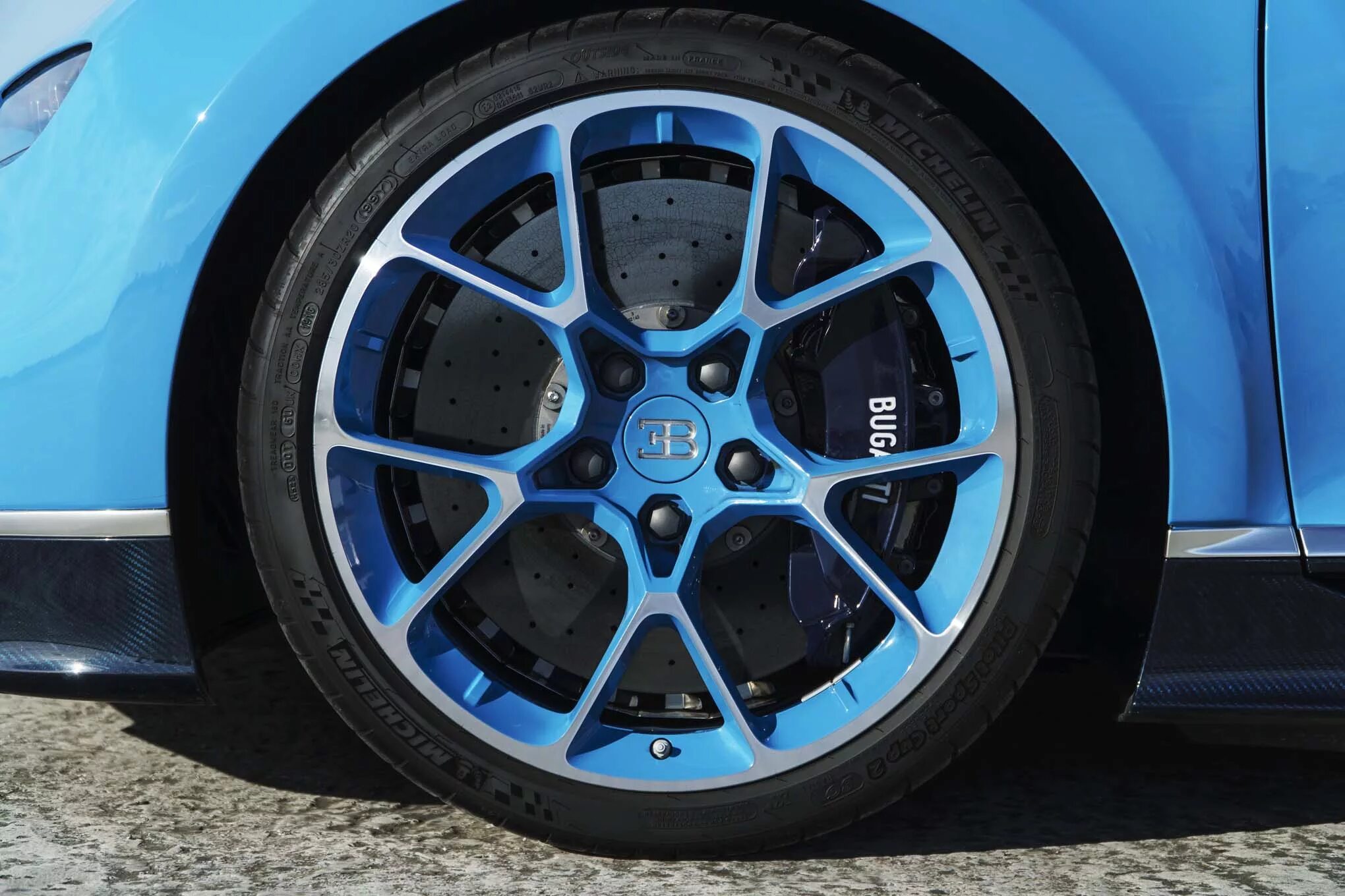 Шины бугатти. Бугатти чирон диски. бугатти шерон колеса. bugatti chiron wheels. колесо бугатти вейрон.