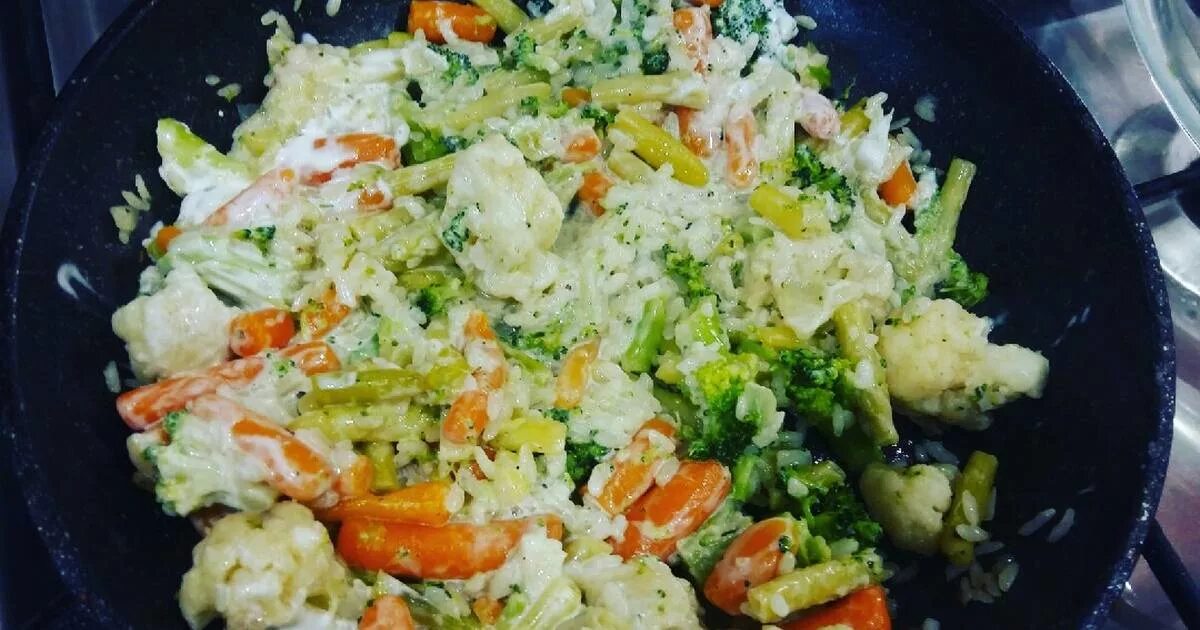 Как готовить замороженные овощи на сковороде. Рис с овощами по мексикански на сковороде. замороженные овощи с рисом. рис с мексиканской смесью на сковороде. овощная смесь на сковороде.