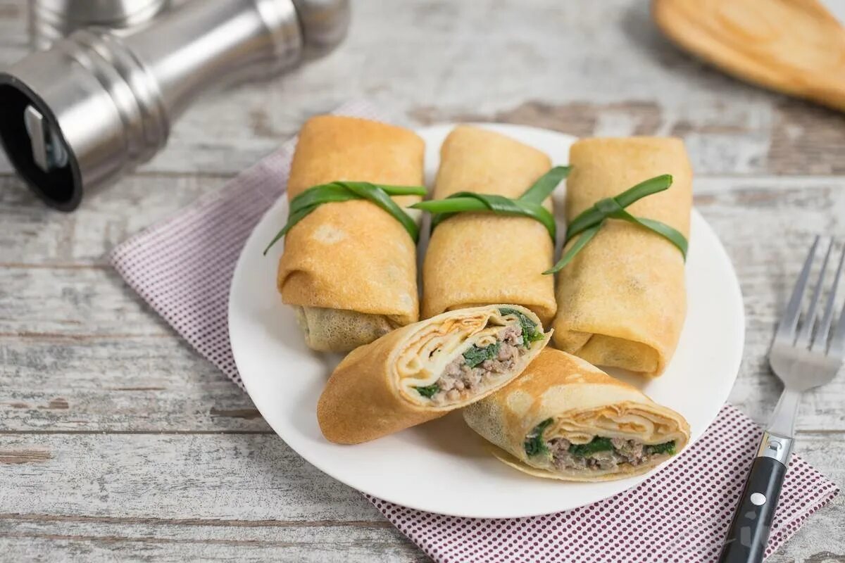 Блинчики с куриным фаршем. Блинчики с фаршем. блины фаршированные. мини блинчики с начинкой. блины фаршированные капустой.