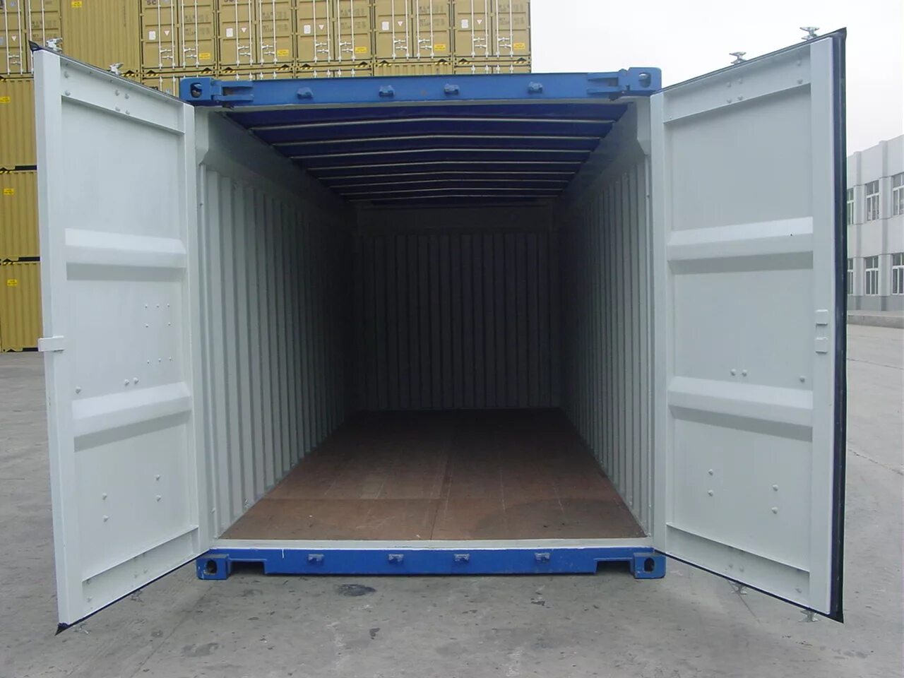 складской контейнер. контейнер на белом фоне. грузовой контейнер. 20 футовый морской контейнер. металлический контейнер ucon.