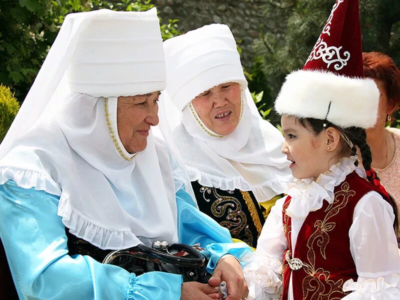 Казахская бабушка. Обычаи казахского народа. Разговор казахов. Әже мен немере. Қыз тәрбиесі ұлт тәрбиесі баяндама.