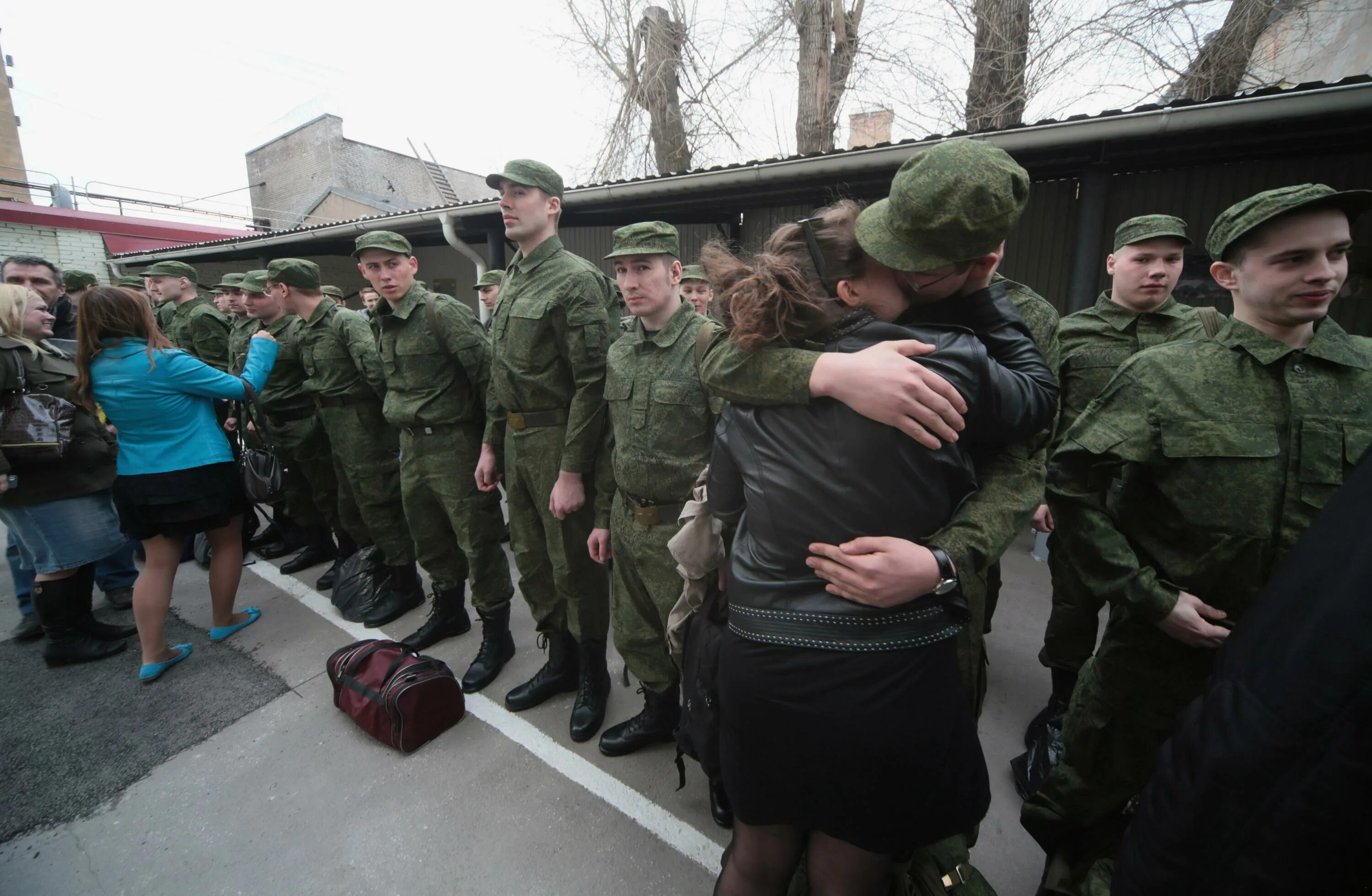Вручение повесток призывникам