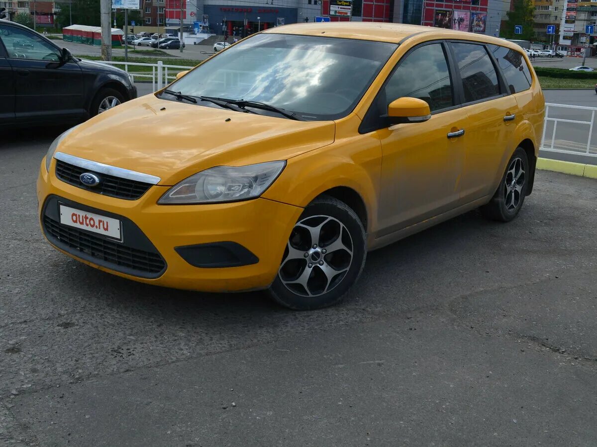 Купить форд в пензе. Ford Focus, 2011 универсал желтый. Форд 2008 универсал желтый. Форд фокус 2008 года универсал желтый цвет. Желтый Форд в Пензе.