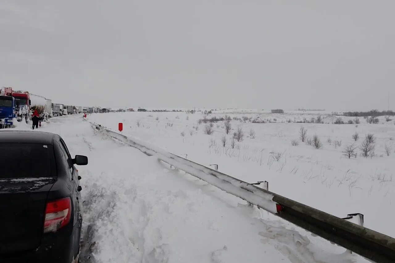 Заснеженная дорога трасса м4. Пробка на дороге. Авария на трассе ростов. Дтп м4 дон аксайский район. Дтп трасса м 4 дон 1071 километр.