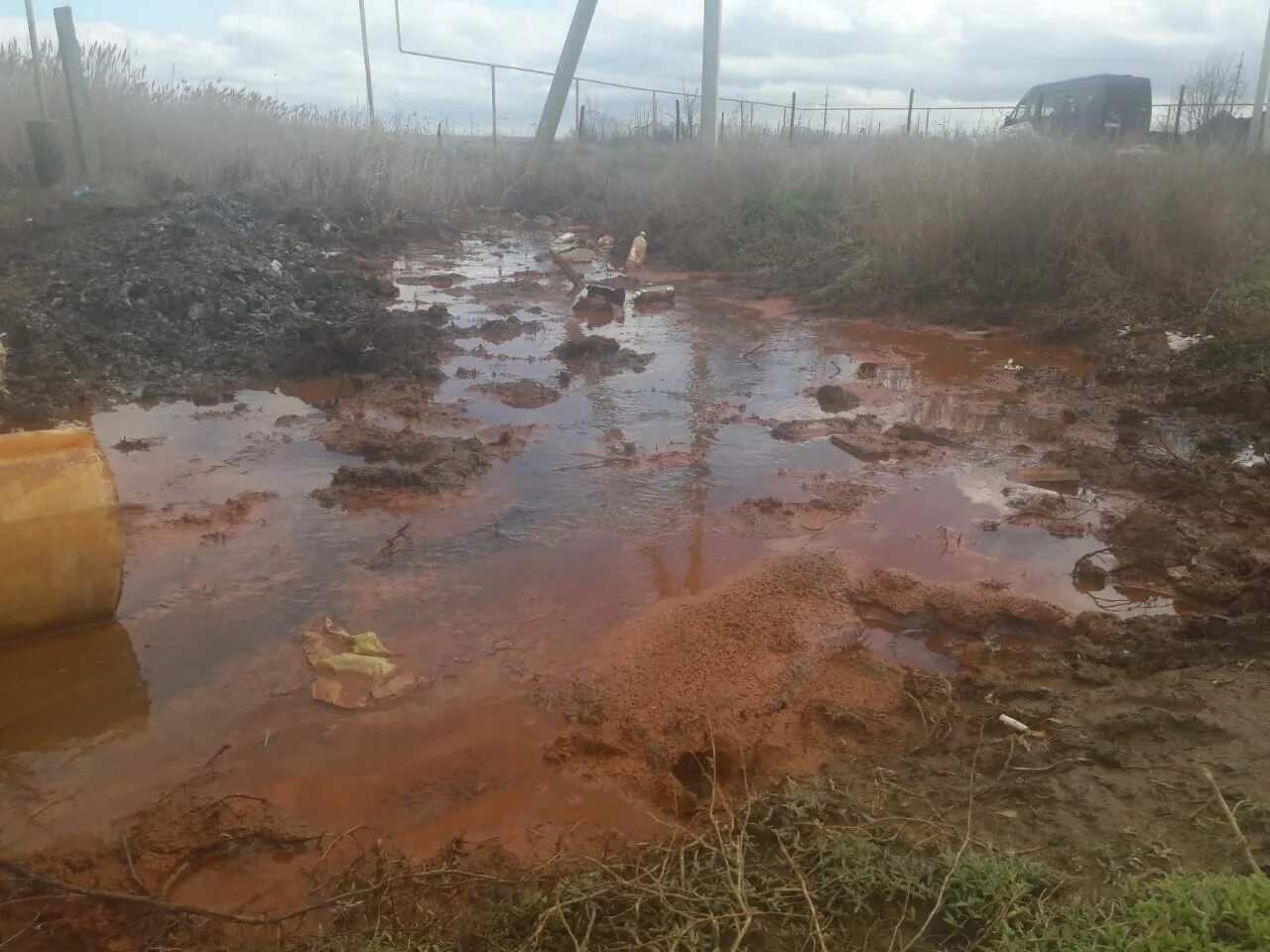 Вода в реке астрахань. Загрязненные воды в Астраханской области. Загрязнение воды Астрахань. Загрязнение Волги Астрахань. Загрязнение почвы в Астрахани.