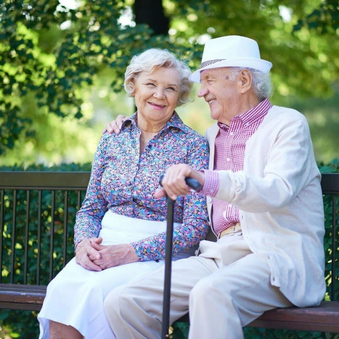 Какого человека называют пожилым. Пенсионеры. Пожилые люди. Счастливые пенсионеры. Пожилые пенсионеры.