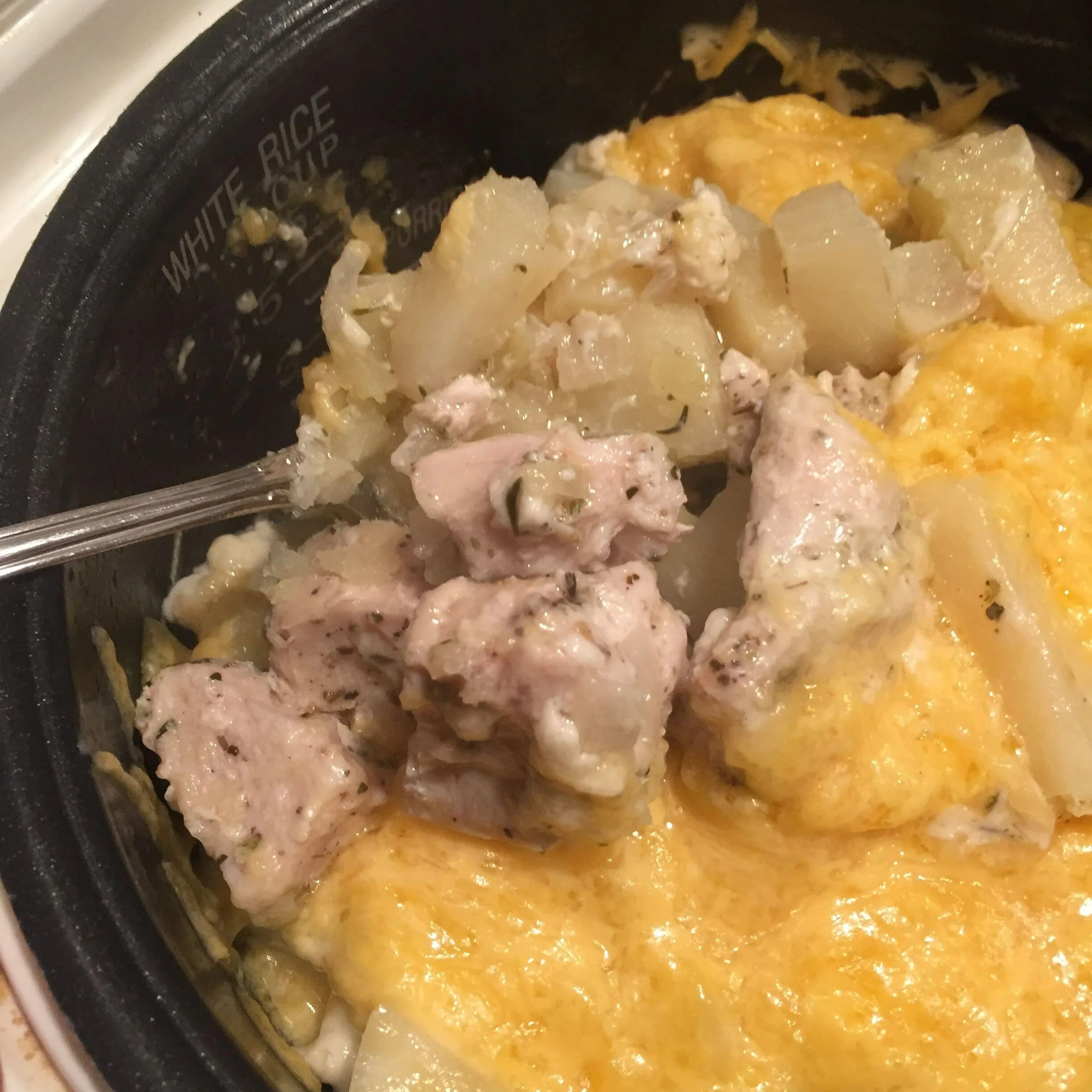 Тушеная картошка с мясом в мультиварке свинины. Свинина с картошкой в мультиварке. жаркое со свининой в мультиварке. тушёная картошка со свининой в мультиварке. свинина в мультиварке кусочками тушеная.