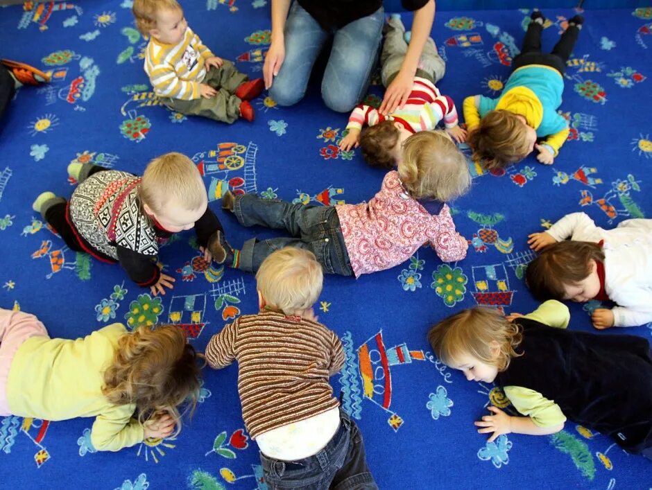 Ясли гитиянки. Ранний возраст в детском саду. Дети в саду. Детский сад ясли. Дети в яслях.