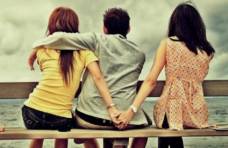 1 парень 2 девушки друзья. 2 девушки и 2 парня друзья. Два друга и девушка. Парень и две девочки. Трое влюбленных.