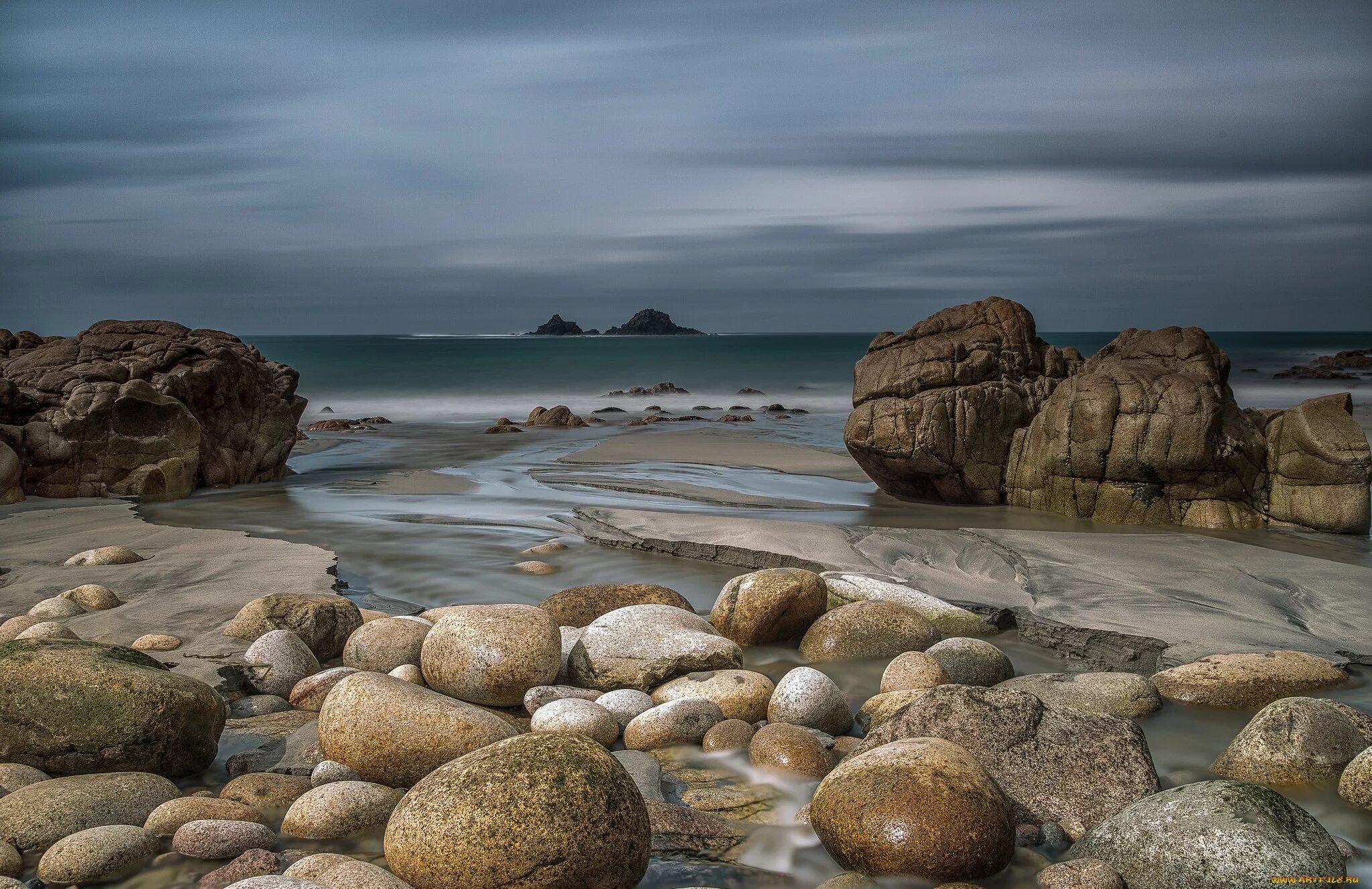 Камни на берегу моря. Каменный берег моря. Валуны на берегу моря. Каменистый пляж.