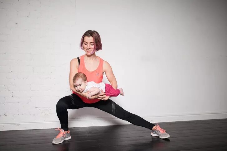 Упражнения для мамы с ребенком. Упражнения для мам с малышом для похудения. Дамские упражнения с мамой. Тренировки матерей младенцев.