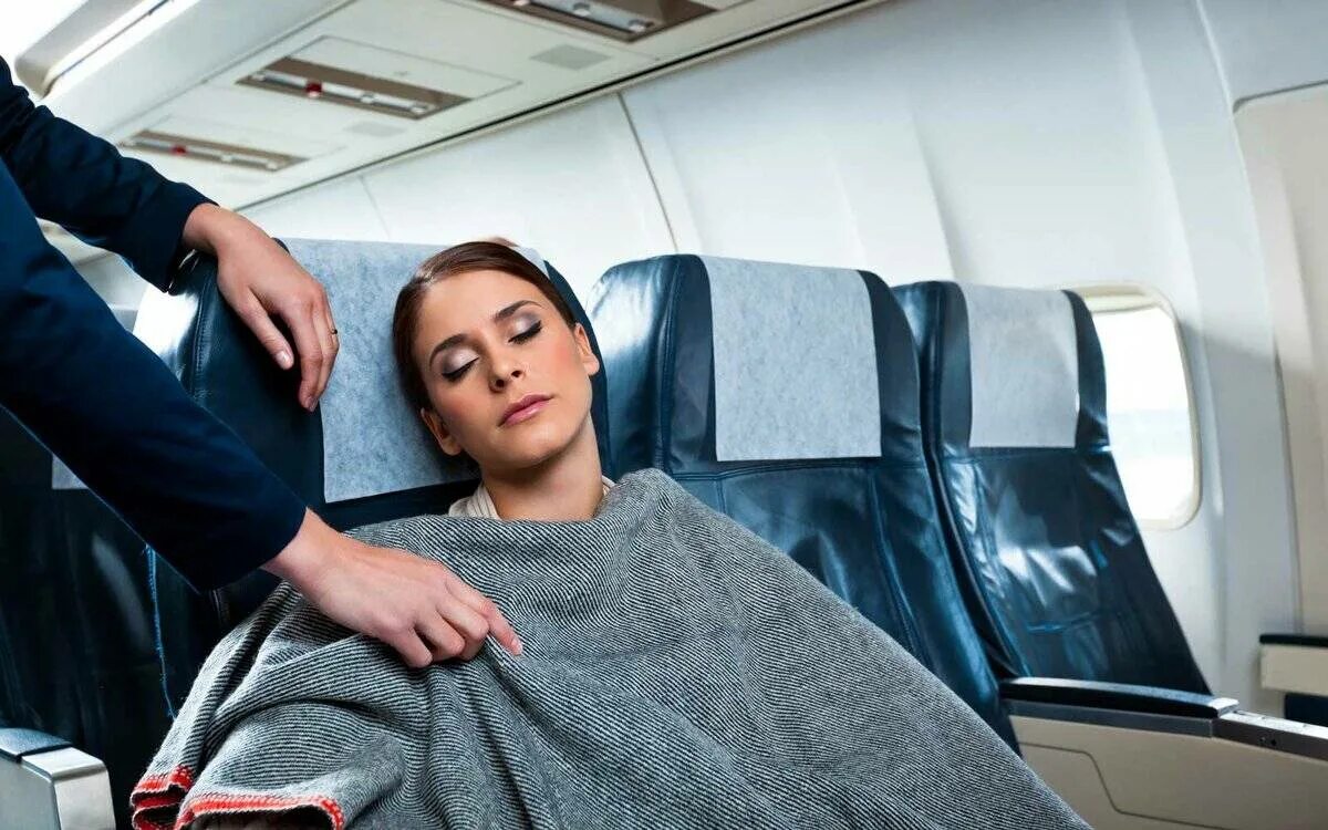 Можно летать на самолете. Люди в самолете. Самолет с пассажиром. Фотосессия с самолетом. Спящий человек в самолете.