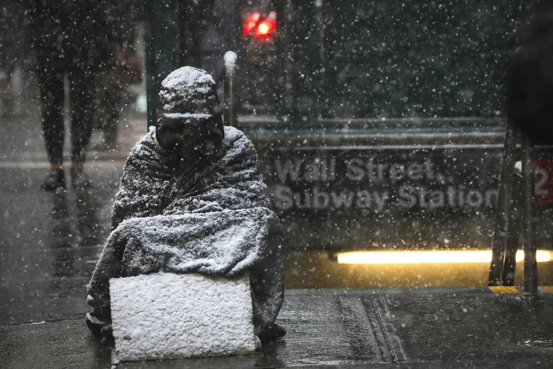 Будет душа морозы. Man in the Snow. Морозы катаклизм. The Oakland, homeless in Snow Winter.