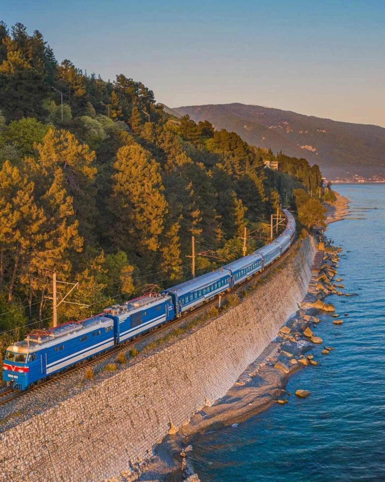 Краснодар гагра поезд. Ласточка Сочи Гагра. Туристический поезд Гагра. Гагра Абхазия 2022. Гагры Абхазия железная дорога.