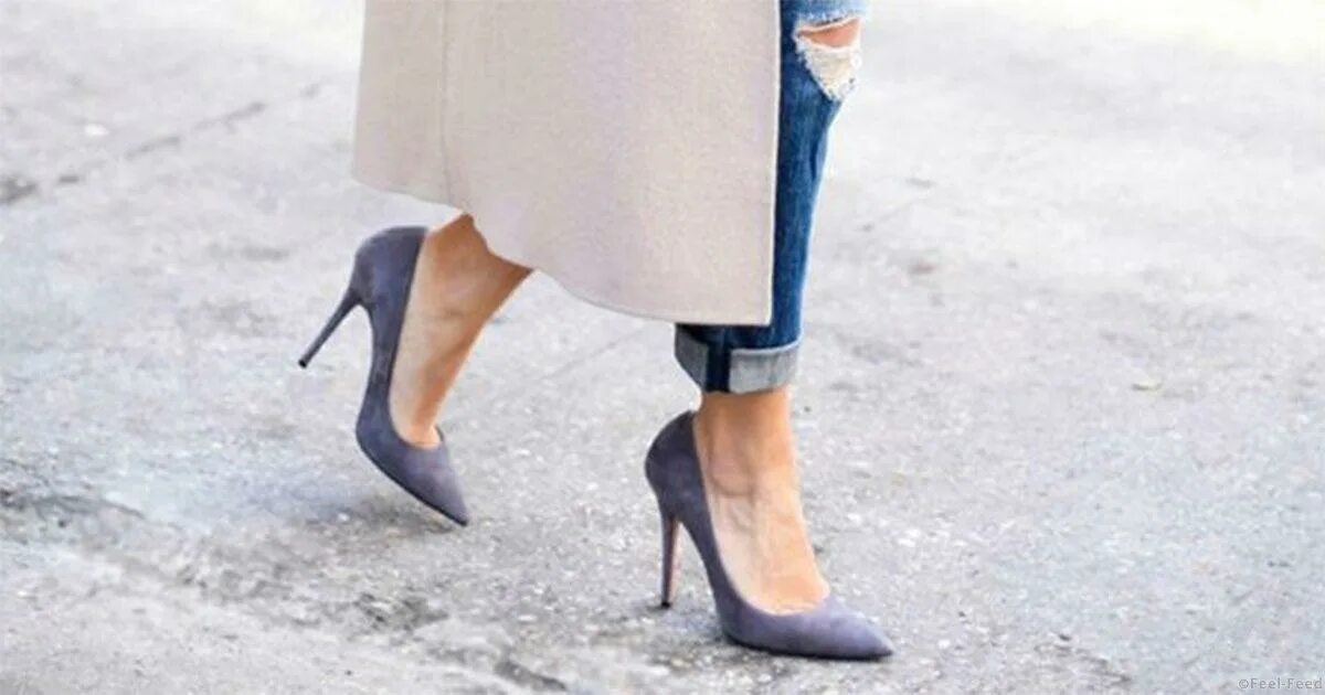 Жена одевает туфли. Кость на ноге от каблуков. Женские туфли на высоком каблуке. Каблук. Последствия ношения обуви на высоком каблуке.