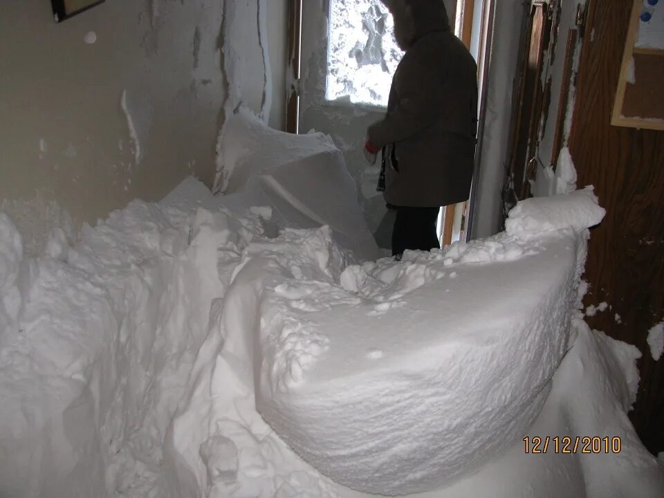 Объемные сугробы. Дом занесло снегом. Дверь завалило снегом. Окно замело. Сугробы что делают
