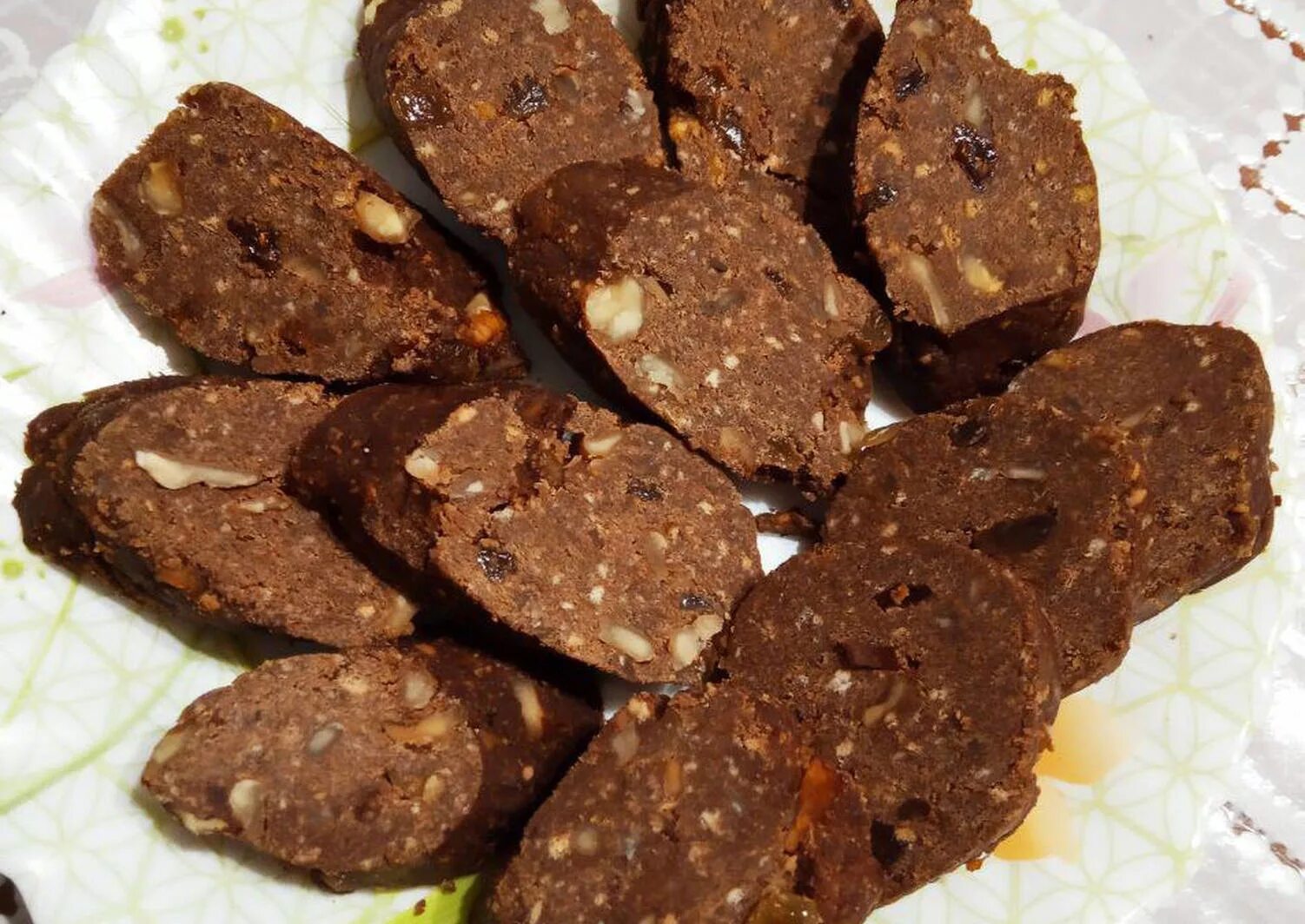 сладкая колбаска с орехами. сладкая колбаска. колбаски с орехами. сладкая шоколадная колбаса. сладкая колбаска с орехами.