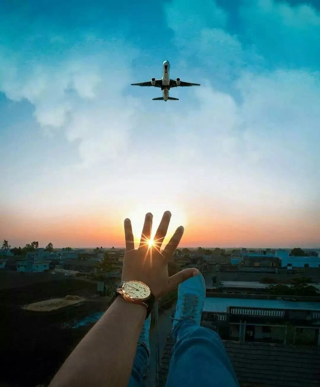 Рука и самолет в небе. Самолет на руке. Самолет в небе. Улетающий самолет.