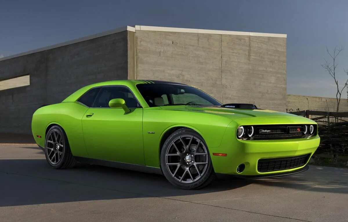 Машина додж челленджер. Додж Челленджер 2021. Dodge Challenger Hellcat srt 2015 зеленый. Додж Челленджер салатовый. Додж Челленджер Хеллкэт.