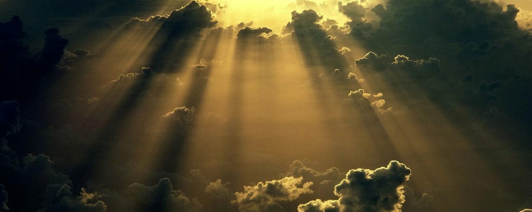 Свет с небес 1 том. Лучи солнца сквозь облака. Облака с лучами солнца. Солнце через облака. Луч света сквозь тучи.