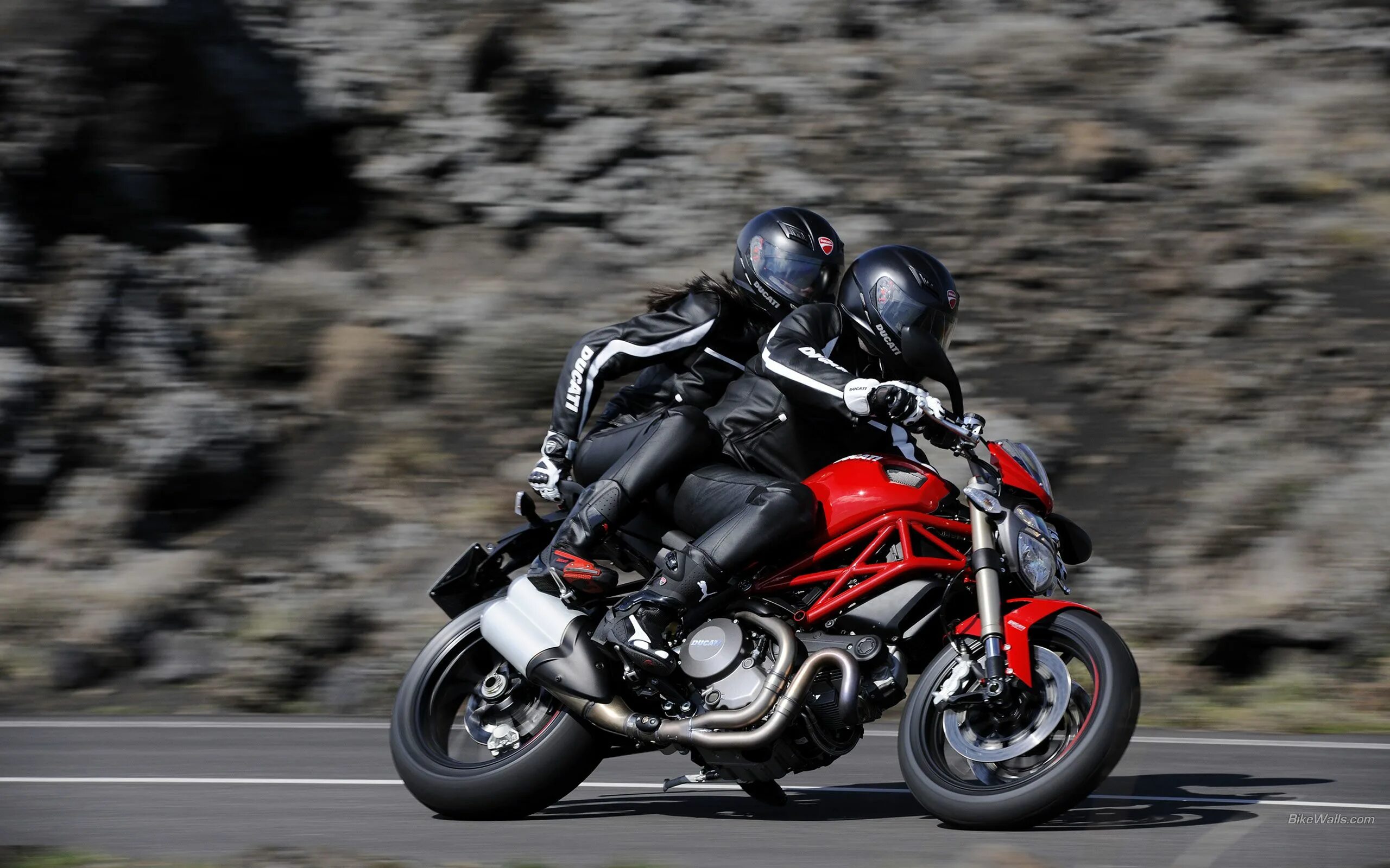 Спортбайки. Yamaha r6 с райдером. Мотоэкипировка кавасаки. Хонда cbr1000rr с пилотом. Suzuki bandit 1250f.