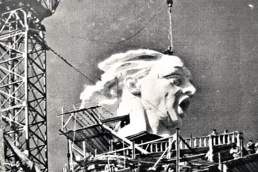 Строится памятник