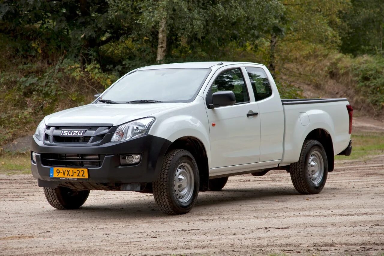 Исудзу макс купить. Isuzu d-Max. Isuzu d-Max 2012. Исузу пикап 2022. Isuzu d-Max полуторная кабина.