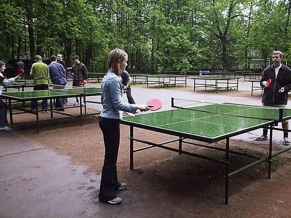 инвентарь для игр на свежем воздухе. настольный теннис парк горького. на улице настольный теннис играют. теннисный стол. стол для настольного тенниса ttt100.