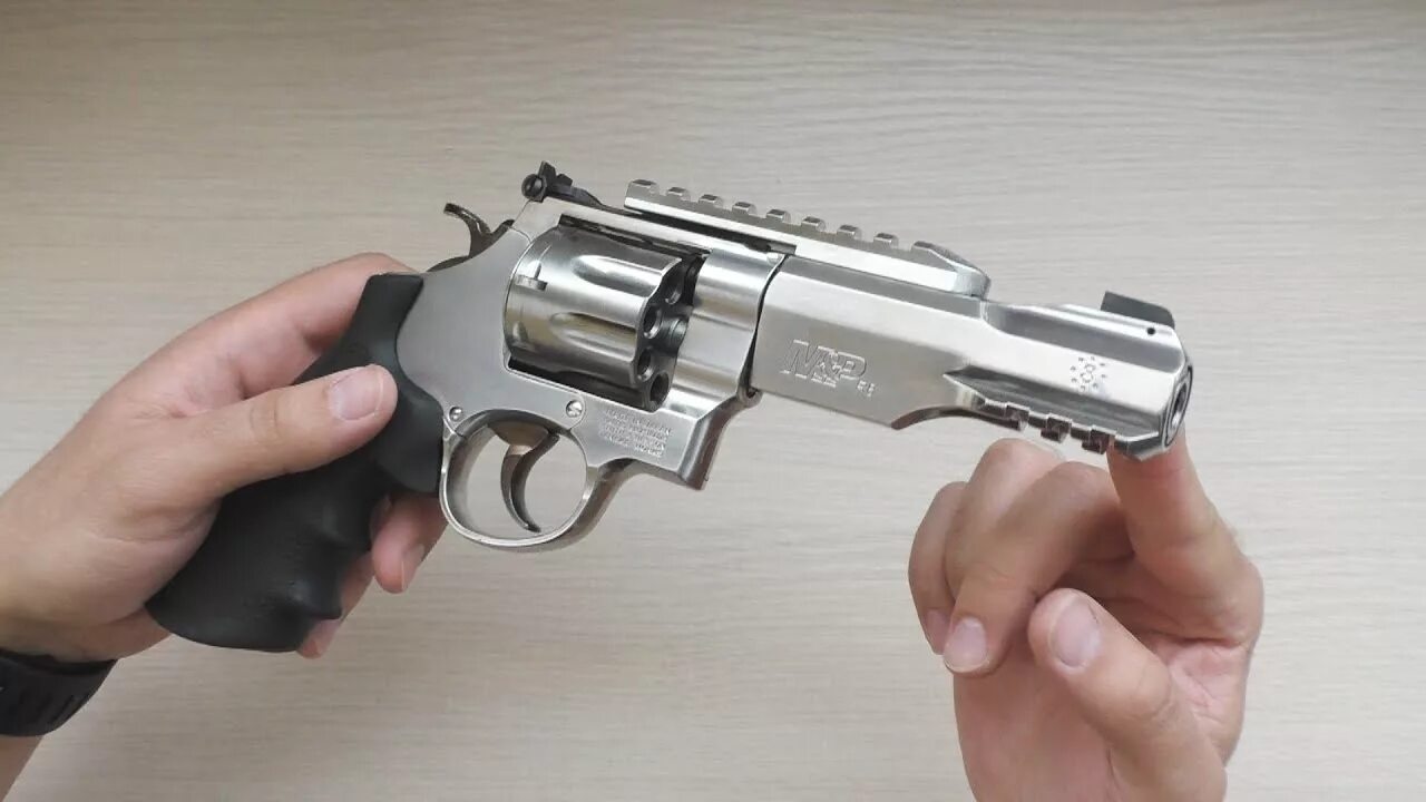 Пистолеты в реальной жизни. Револьвер Смит-Вессон р8. S W r8 Revolver. Смит и Вессон револьвер r8. Револьвер р8 в реальной жизни.