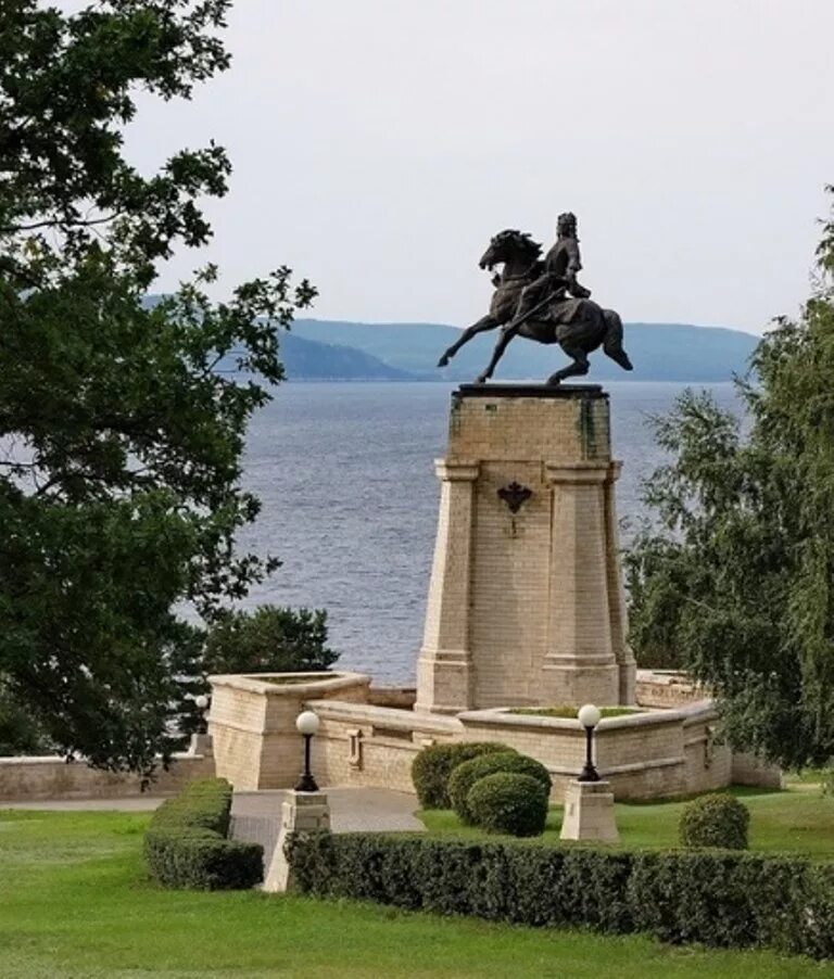 Татищев какой памятник. Татищев памятник Тольятти. Памятник Василию Татищеву в Тольятти. Памятник Татищеву Татищево Тольятти. Памятник ввасилию татешену.