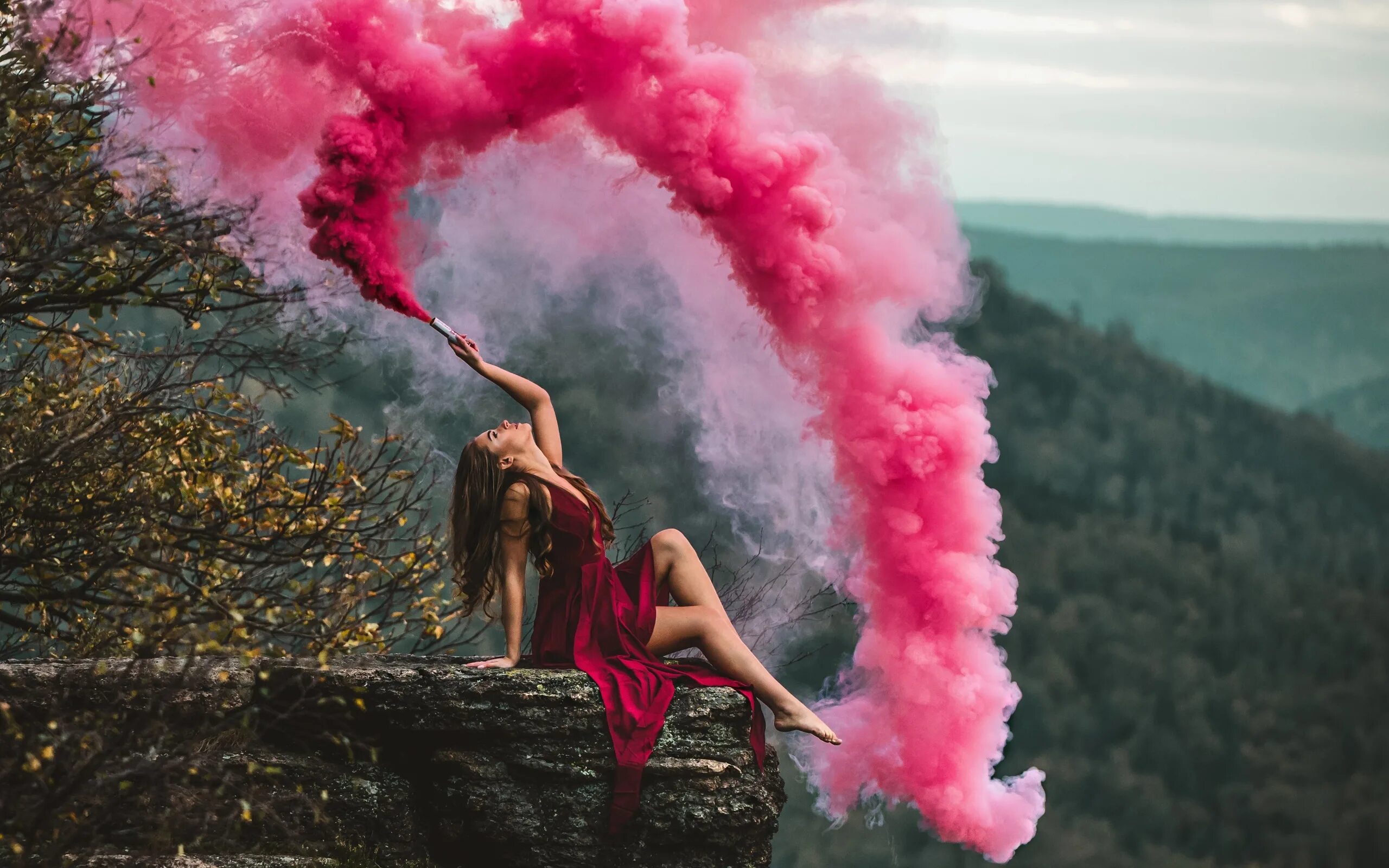 цветной дым. выпускает дым. девушка в дыму. красивая девушка в дыму. выдыхает дым.