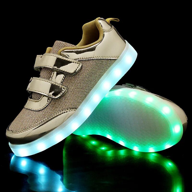 Светящиеся кроссовки Спортмастер. Nike Air с светящейся подошвой. Кари 7 со светящийся подошвой. Кроссовки детские светящиеся.