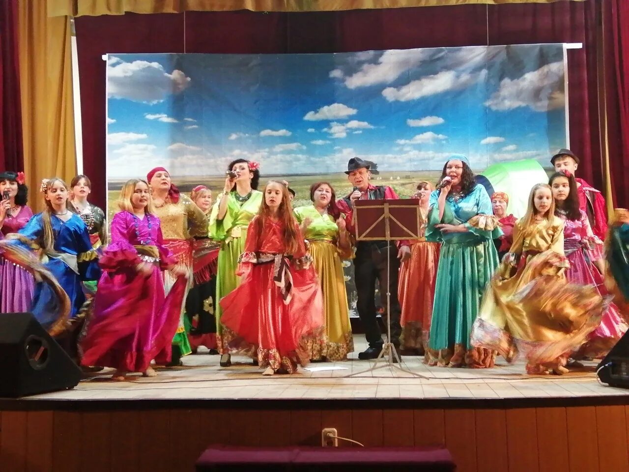 открытка всемирный день цыган. национальный день цыган. цыган 8. цыганский праздник 8 апреля. международный день цыган 8 апреля.