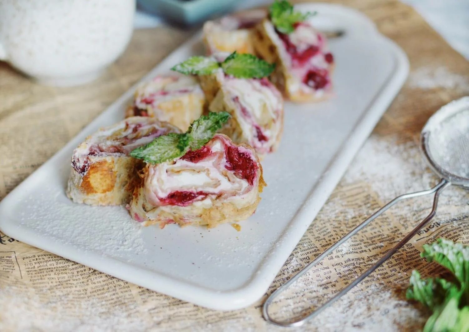 Творожный рулет с ягодами. Бисквитный рулет с творожным кремом. Белковый рулет. Рулет бисквитный банановый. Творожный рулет с бананом.