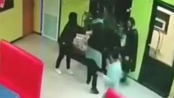 Жесткое задержание девушки. Астрахань кафе девушек избили. Кавказцы избивают русских девушек. Кавказцы избили девушку. Кавказцы избили девушку.