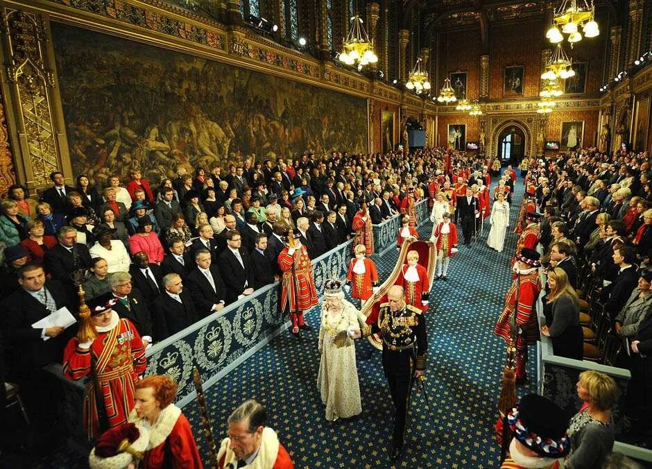 Заседание парламента в англии 19 век. Парламент при елизавете 1. Сенат (верхняя палата парламента) чехии. Королевские традиции великобритании открытие парламента. Парламентарная монархия великобритания.