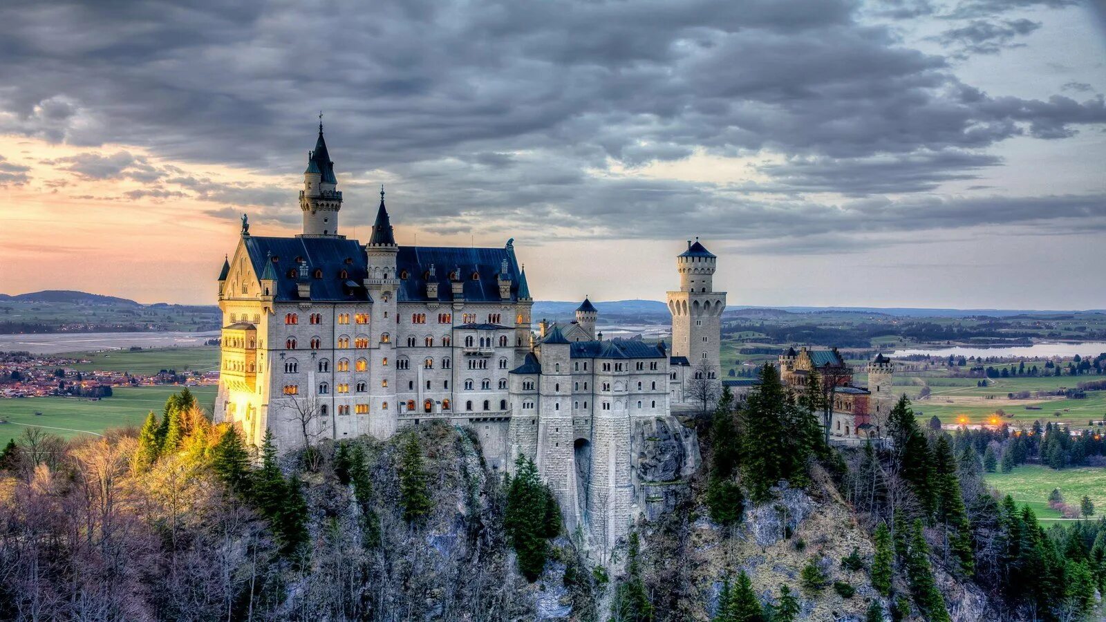 Замок на рабочий стол. Замок Нойшванштайн. Замок Нойшванштайн («новый Лебединый Утес») в Германии;. Нойшванштайн Бавария. Королевский замок Нойшванштайн (Бавария).