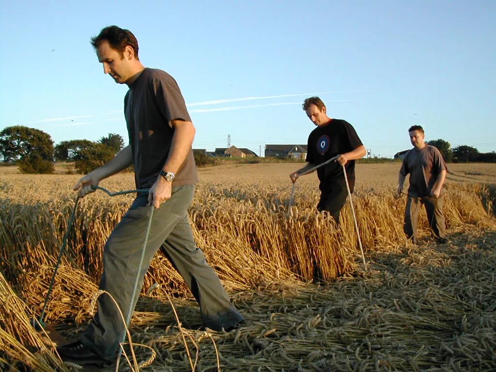 Circlemakers. Человек в поле. Круги на полях. Люди работают в поле. The knowing field