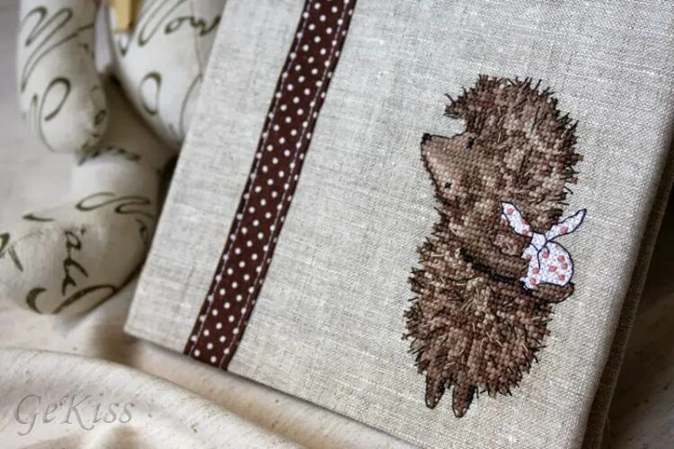 Ежик из кармана. Вышивка на льне. вышивка крестом на льне. вышивка по льну крестом. вышивка ежик в тумане.