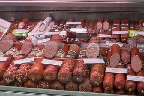 Ассортимент колбасы в магазине